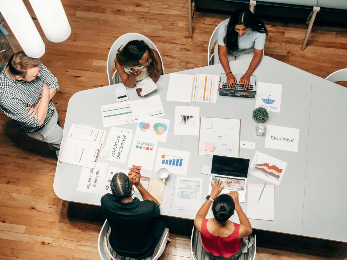Die richtige Online Marketing Agentur finden: Strategische Kriterien für SEO und Social Media